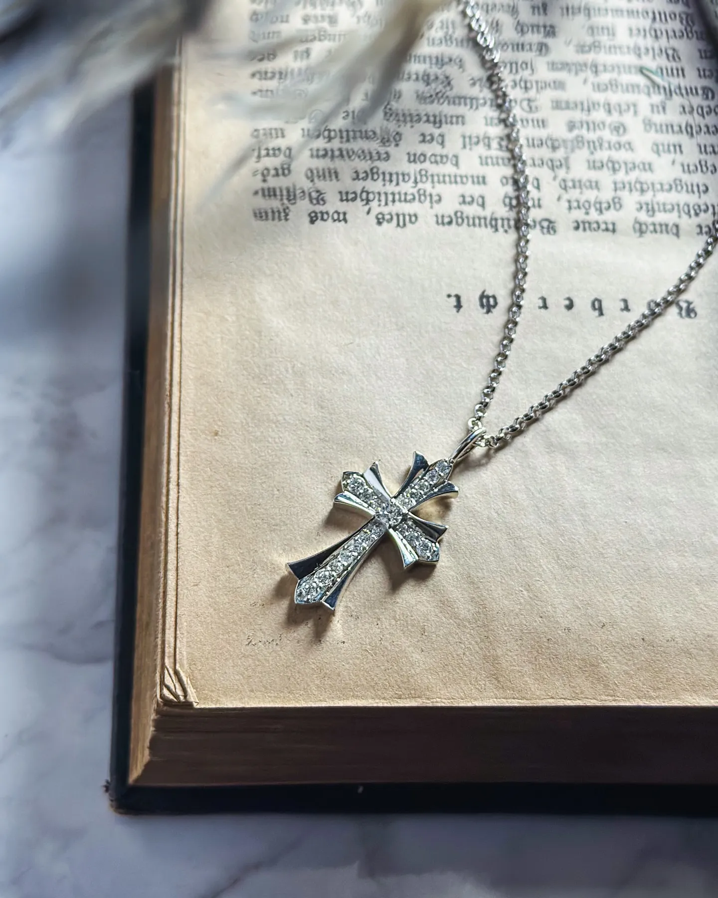 揺るがない信念を、胸元に。