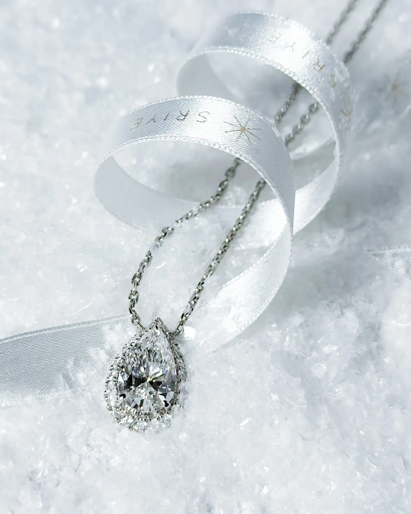 冬の光❄️を閉じ込めたような、しずく型のまばゆい輝き💧