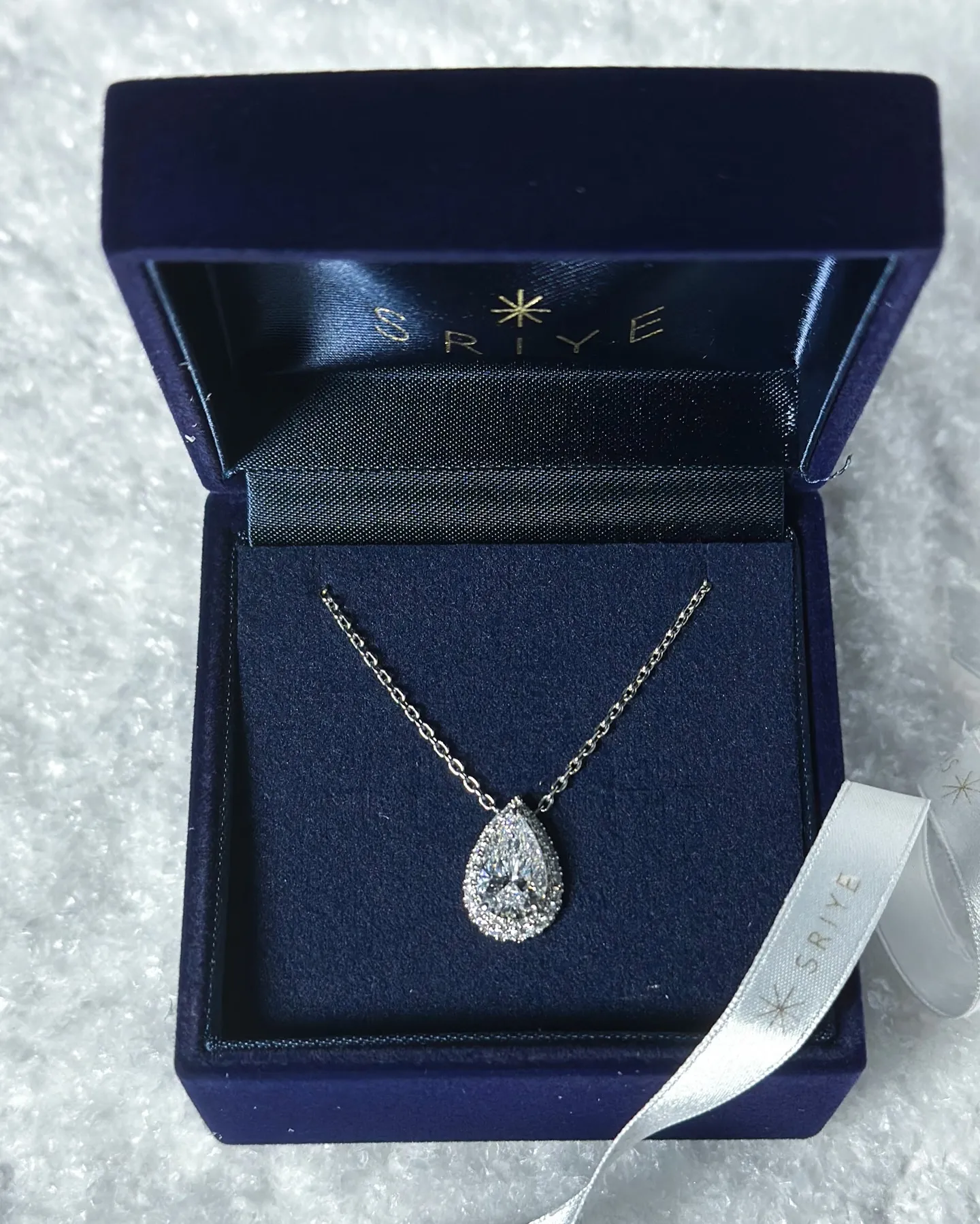 冬の光❄️を閉じ込めたような、しずく型のまばゆい輝き💧